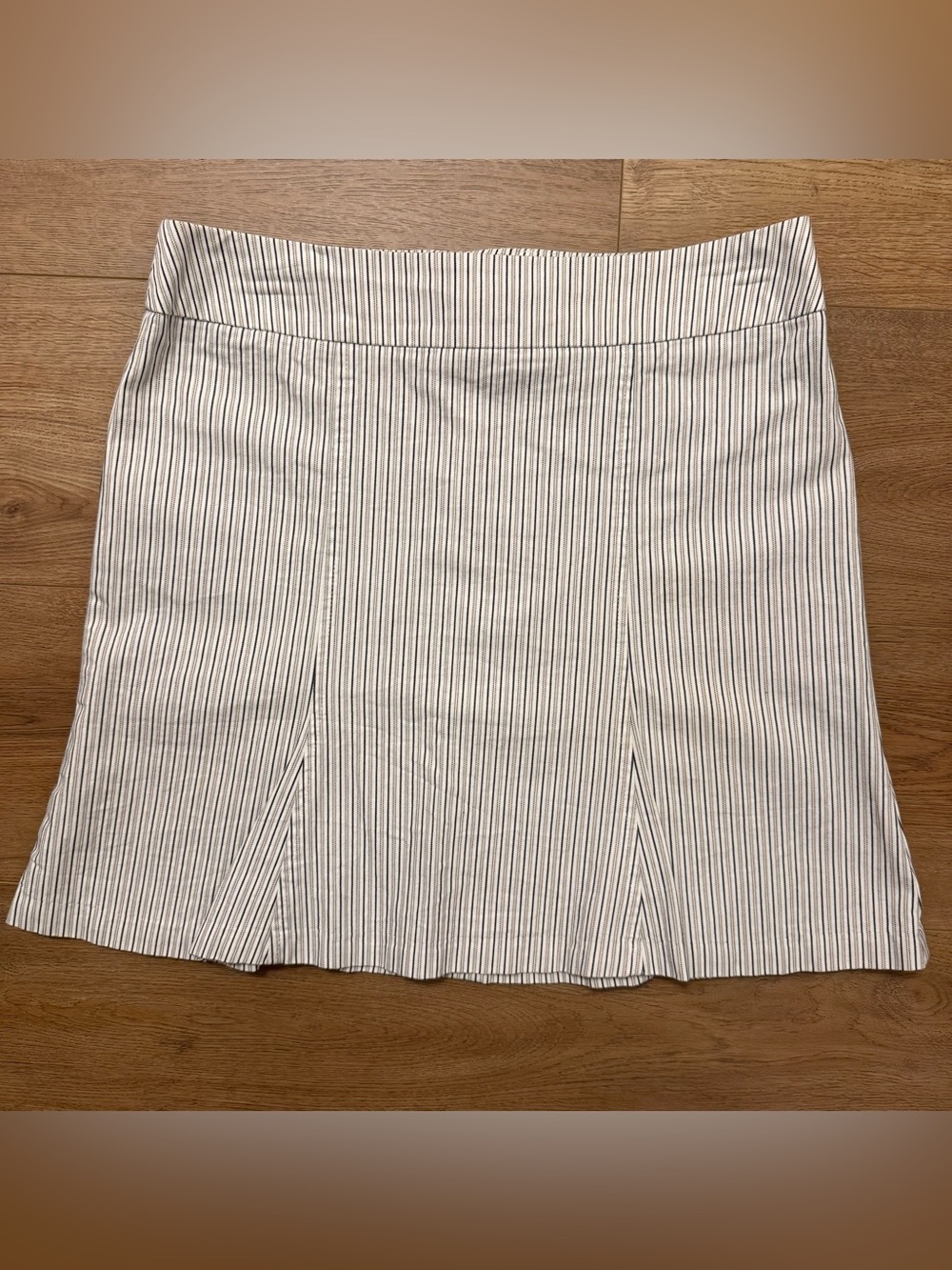 White House Black Market WHBM Pleated Pinstriped Skirt With Pleating, Size 8